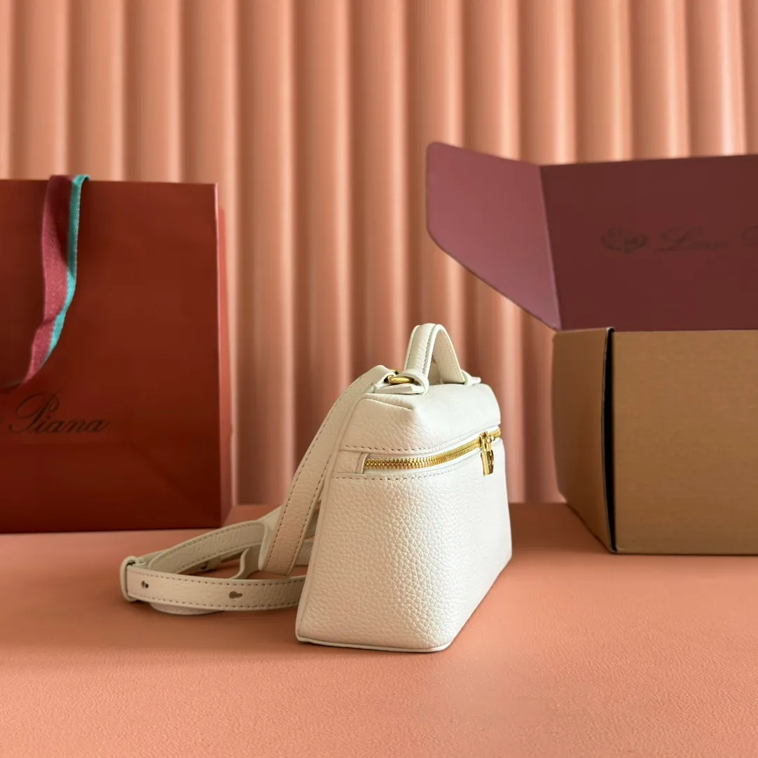 p1160💋💋💋【Original leather configuration counter complete set of packaging】 𝐋𝐨𝐫𝐨 𝐏𝐢𝐚𝐧@ Extra pocket L19 series handbag/crossbody bag, all steel, the most comfortable life is the undefined life, just like loro The material design of pian@ does not require complicated design styles. The simple and soft outline is elegant and durable, like an exquisite cosmetic case, which perfectly balances appearance and functionality. The leather is delicate and feels as soft as butter. The small bag has a large capacity. It is not only portable with a thin shoulder strap, but can also be worn cross-body. Sisters who have a special liking for minimalist style can buy it. It is simple and versatile. The simpler, the more different. Stars and Instagram celebrities are all planting it. There are two sizes of 19 cm and 27 cm. One is exquisite and casual, and the other is elegant and grand. Size: Small: length 19×width 7×height 12cm (